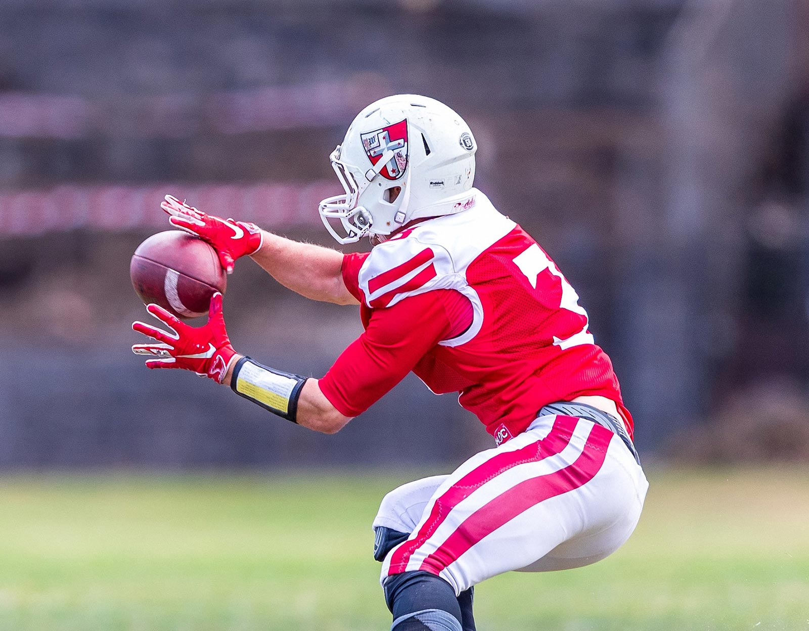 Kick, sprint, tackle every play counts in the chase for victory!